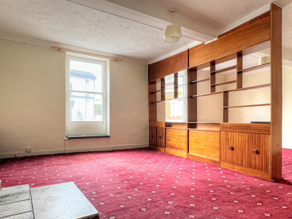 Lot: 55 - THREE-BEDROOM MAISONETTE IN CENTRAL LOCATION - Spacious sitting & Dining room